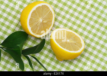 Zitrone-Hälften auf grün karierte Tuch mit Textfreiraum Stockfoto