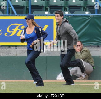 Jennifer Love Hewitt und Co-Stars, Brian Hallisay und Rebecca Fields, gesehen Dreharbeiten eine Baseball-Szene für "The Client List" wo: Los Angeles, California, Vereinigte Staaten von Amerika bei: 18. März 2013 Stockfoto