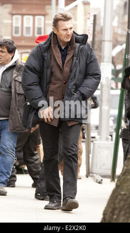 Liam Neeson an Originalschauplätzen in Brooklyn für Film-Thriller "A zu Fuß unter der Grabsteine". Sein Charakter ist eine ehemalige alkoholische privat Stockfoto