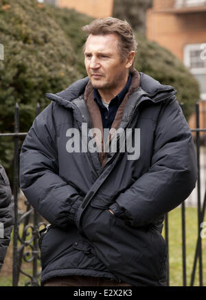 Liam Neeson an Originalschauplätzen in Brooklyn für Film-Thriller "A zu Fuß unter der Grabsteine". Sein Charakter ist ein ehemaliger alkoholische Privatdetektiv namens Matt Scudder, von einem Medikament Kingpin angeheuert, um herauszufinden, wer entführt und ermordet seine Frau. Neeson war bei der Arbeit auf die her Jubiläum seiner Frau, Natasha Richardson Tod von einem Ski-Unfall.  Mitwirkende: Liam Neeson Where: New York City, Vereinigte Staaten, wann: 18. März 2013 Stockfoto
