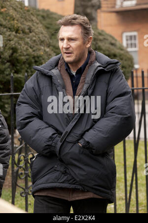 Liam Neeson an Originalschauplätzen in Brooklyn für Film-Thriller "A zu Fuß unter der Grabsteine". Sein Charakter ist ein ehemaliger alkoholische Privatdetektiv namens Matt Scudder, von einem Medikament Kingpin angeheuert, um herauszufinden, wer entführt und ermordet seine Frau. Neeson war bei der Arbeit Stockfoto