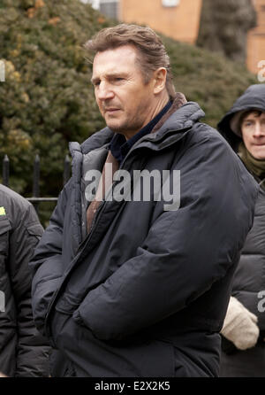 Liam Neeson an Originalschauplätzen in Brooklyn für Film-Thriller "A zu Fuß unter der Grabsteine". Sein Charakter ist ein ehemaliger alkoholische Privatdetektiv namens Matt Scudder, von einem Medikament Kingpin angeheuert, um herauszufinden, wer entführt und ermordet seine Frau. Neeson war bei der Arbeit Stockfoto