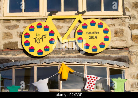 Le Tour de France 2014 Masham, Yorkshire, Großbritannien. Juni 2014. Bunting, das in einer Stadt in North Yorkshire zur Feier der Tour de France aufgelegt wurde, wurde aus Sicherheitsgründen entfernt. Mehr als 20,000 handgestrickte Miniatur-Trikots wurden produziert, um die Route des Radrennens durch das Harrogate-Gebiet zu schmücken. In Masham, in den Yorkshire Dales, wurde der Bund am Mittwoch entfernt, nachdem der bezirksrat Einspruch erhoben hatte. Die Pfosten waren an den Laternenpfosten aufgehängt worden, aber der rat sagte, daß die Pfosten sich biegen könnten, wenn sie nass und schwer wurden. Stockfoto