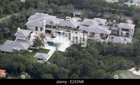 Luftaufnahmen des ehemaligen NBA-Superstar Michael Jordan neuen zu Hause in Florida. Die kürzlich fertiggestellte Luxus-Immobilie verfügt über 11 Zimmer, ein Pool-Haus und natürlich ein Leichtathletik-Bereich mit eigenen Basketballplatz. Das Pad angeblich zurückgesetzt Jordan eine coole USD 12,400,00 (GBP 8.200.000).  Mitwirkende: Atmosphäre wo: Jupiter, Florida, Vereinigte Staaten, wann: 18. März 2013 Stockfoto