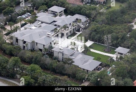 Luftaufnahmen des ehemaligen NBA-Superstar Michael Jordan neuen zu Hause in Florida. Die kürzlich fertiggestellte Luxus-Immobilie verfügt über 11 Zimmer, ein Pool-Haus und natürlich ein Leichtathletik-Bereich mit eigenen Basketballplatz. Das Pad angeblich zurückgesetzt Jordan eine coole USD 12,400,00 (GBP 8.200.000).  Mitwirkende: Atmosphäre wo: Jupiter, Florida, Vereinigte Staaten, wann: 18. März 2013 Stockfoto