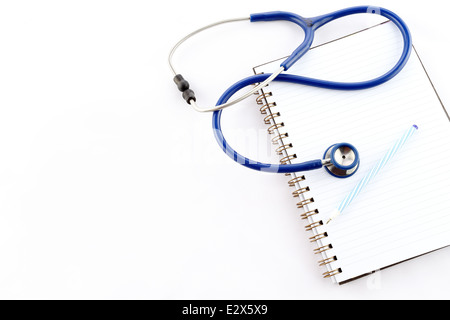 Stethoskop auf offenes Buch auf weißem Hintergrund Stockfoto