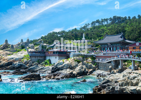 Haedong Yonggungsa Tempel liegt auf einer Klippe mit Blick auf die Ostsee in Busan, Südkorea. Stockfoto