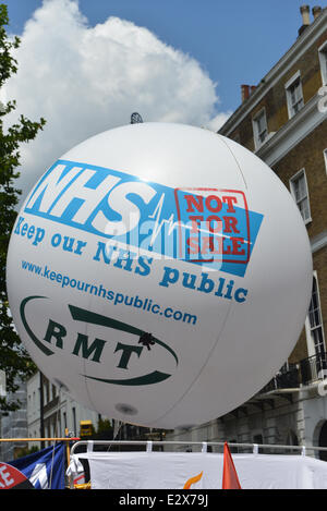 Oxford Circus, London, UK. 21. Juni 2014. Demonstranten gegen den Sparkurs, machen ihren Weg durch London. Bildnachweis: Matthew Chattle/Alamy Live-Nachrichten Stockfoto