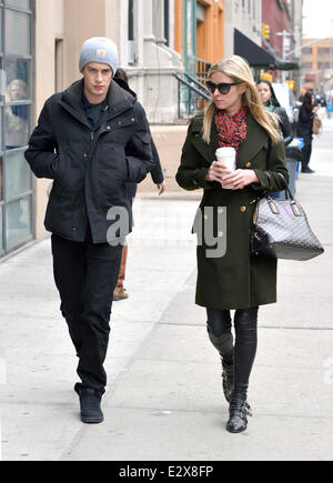 Nicky Hilton und James Rothschild unterwegs in SoHo nach dem Absetzen ein Starbucks Kaffee-Featuring: Nicky Hilton, James Rothschild wo: New York City, USA: 21. März 2013 Stockfoto