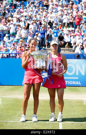 Eastbourne, Vereinigtes Königreich. 21. Juni 2014. Aegon International Eastbourne. Schlüssel und Kerber mit ihren Trophäen. Madison Keys (USA) Niederlagen Angelique Kerber (GER) mit einem Score 6-3, 3-6, 7-5 in Frauen Finale in Devonshire Park. Bildnachweis: Aktion Plus Sport/Alamy Live-Nachrichten Stockfoto