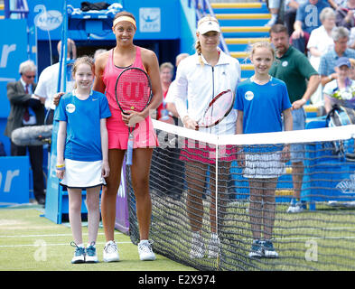 Eastbourne, Vereinigtes Königreich. 21. Juni 2014. Aegon International Eastbourne. Schlüssel und Kerber präsentieren ihre Pokale. Madison Keys (USA) Niederlagen Angelique Kerber (GER) mit einem Score 6-3, 3-6, 7-5 in Frauen Finale in Devonshire Park. Bildnachweis: Aktion Plus Sport/Alamy Live-Nachrichten Stockfoto