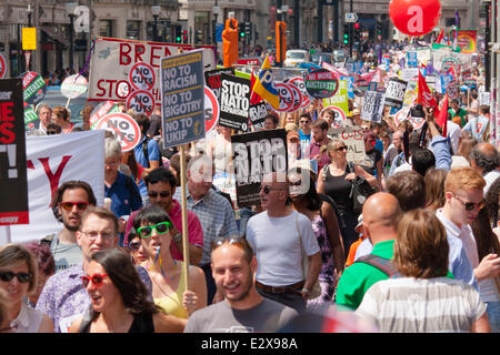 London, 21. Juni 2014. Zehntausende marschieren Througgh London während der Volksversammlung gegen Sparmaßnahmen der Marsch. Bildnachweis: Paul Davey/Alamy Live-Nachrichten Stockfoto