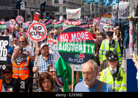 London, 21. Juni 2014. Tausende von Demonstranten gegen Kürzungen März Regent Street im Zentrum von London. Bildnachweis: Paul Davey/Alamy Live-Nachrichten Stockfoto