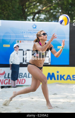 Bournemouth, UK. 21. Juni 2014. CEV-Beach-Volleyball-Continentalcup. Karin Lundqvist dient dazu, Allen Dignam (IRL) Credit: Action Plus Sport/Alamy Live News Stockfoto