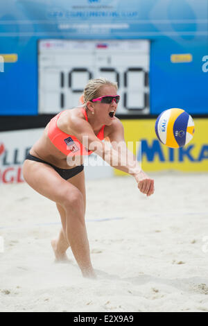 Bournemouth, UK. 21. Juni 2014. CEV-Beach-Volleyball-Continentalcup. Krskova (SVK) gräbt sich eine Kugel in ihrem Match gegen Dampney-Blatt (ENG) Credit: Action Plus Sport/Alamy Live News Stockfoto