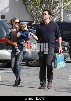 Ali Larter gesehen mit Hayes MacArthur Mann und ihrem Sohn Theodore Ankunft am Cedars-Sinai Medical Center Featuring: Ali Larter, Hayes MacArthur, Theodore Hayes MacArthur wo: Los Angeles, California, Vereinigte Staaten von Amerika bei: 21. März 2013 Stockfoto