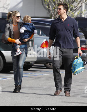 Ali Larter gesehen mit Hayes MacArthur Mann und ihrem Sohn Theodore Ankunft am Cedars-Sinai Medical Center Featuring: Ali Larter, Hayes MacArthur, Theodore Hayes MacArthur wo: Los Angeles, California, Vereinigte Staaten von Amerika bei: 21. März 2013 Stockfoto