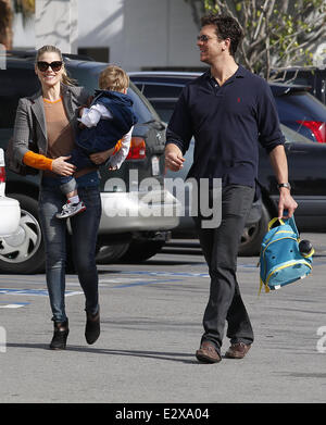 Ali Larter gesehen mit Hayes MacArthur Mann und ihrem Sohn Theodore Ankunft am Cedars-Sinai Medical Center Featuring: Ali Larter, Hayes MacArthur, Theodore Hayes MacArthur wo: Los Angeles, California, Vereinigte Staaten von Amerika bei: 21. März 2013 Stockfoto