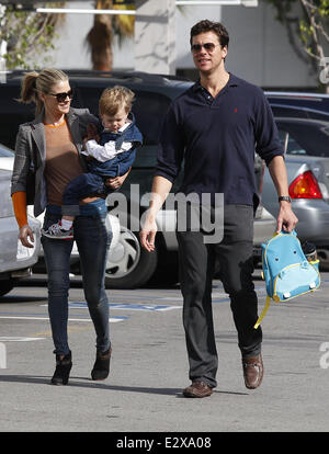 Ali Larter gesehen mit Hayes MacArthur Mann und ihrem Sohn Theodore Ankunft am Cedars-Sinai Medical Center Featuring: Ali Larter, Hayes MacArthur, Theodore Hayes MacArthur wo: Los Angeles, California, Vereinigte Staaten von Amerika bei: 21. März 2013 Stockfoto