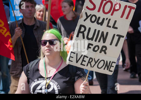 London, 21. Juni 2014. Eine Frau marschiert durch London, wie Tausende gegen die Sparmaßnahmen die Regierung umgesetzt hat protestieren, um das Defizit zu senken. Bildnachweis: Paul Davey/Alamy Live-Nachrichten Stockfoto