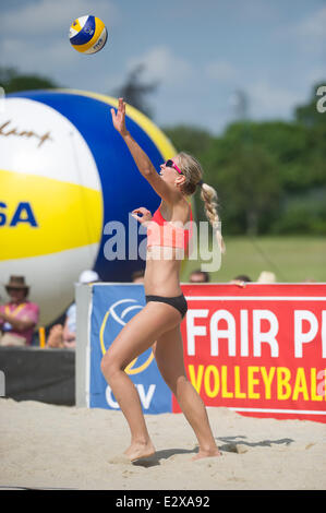 Bournemouth, UK. 21. Juni 2014. CEV-Beach-Volleyball-Continentalcup. Krskova (SVK) dient gegen Dampney-Blatt (ENG) Credit: Action Plus Sport/Alamy Live News Stockfoto