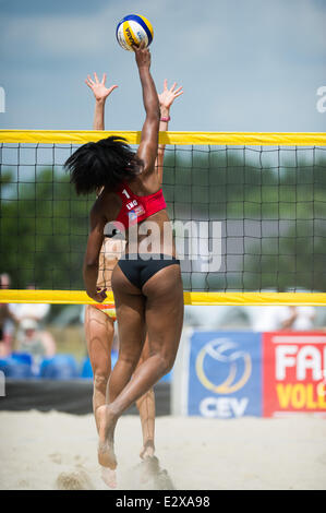 Bournemouth, UK. 21. Juni 2014. CEV-Beach-Volleyball-Continentalcup. Lazard spikes den Ball über das Netz in ihrem Match gegen Tumerova-Tomasekova (SVK). Bildnachweis: Aktion Plus Sport/Alamy Live-Nachrichten Stockfoto