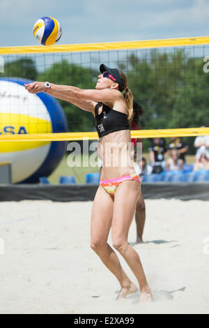 Bournemouth, UK. 21. Juni 2014. CEV-Beach-Volleyball-Continentalcup. Tomasekova (SVK) setzt den Ball Credit: Action Plus Sport/Alamy Live News Stockfoto