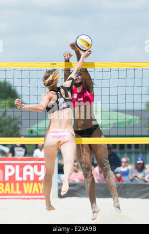 Bournemouth, UK. 21. Juni 2014. CEV-Beach-Volleyball-Continentalcup. Lazard (ENG) und Tomasekova Kampf über das Netz für einen Punkt in ihrem Spiel. Bildnachweis: Aktion Plus Sport/Alamy Live-Nachrichten Stockfoto