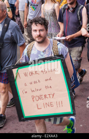 London, 21. Juni 2014. Viele Anti-Kürzungen Demonstranten führte auch durch Plakate, die die Notwendigkeit für einen existenzsichernden Lohn. Bildnachweis: Paul Davey/Alamy Live-Nachrichten Stockfoto