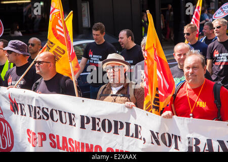 London, 21. Juni 2014. Mitglieder der Feuerwehren Union Teilnahme an der Demonstration gegen Sparmaßnahmen. Bildnachweis: Paul Davey/Alamy Live-Nachrichten Stockfoto