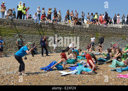 Hastings, East Sussex, UK. 21. Juni 2014. Ein Pod von Hastings Meerjungfrauen und mermen versammelte für eine Spendenaktion Geld für eine lokale Nächstenliebe anzuheben, die Rnli (Hastings Lifeboat Station) in St Leonards-on-Sea Strand, Hastings, East Sussex. England. Stockfoto