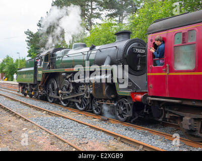 Battersby Junction, North Yorkshire, UK. 21. Juni 2014. Heute ist der 60. Jahrestag der Schließung des Abschnitts der Stockton – Whitby Bahnhof der Linie Heritage North Yorkshire Moors Railway Sonderzüge zwischen Whitby und Battersby Junction in North Yorkshire.  Es war die Absicht, dem Zug von einer LNER Klasse B1 Loco schleppen desselben Typs, die den letzten Zug von Stockton nach Whitby geschleppt worden.  An der Veranstaltung aus Gründen technischer eine Ex-British Railways Standardklasse 5MTsteam Lok nicht. Bildnachweis: Peter Jordan NE/Alamy Live-Nachrichten Stockfoto