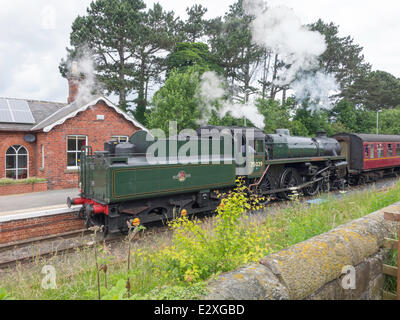 Battersby Junction, North Yorkshire, UK. 21. Juni 2014. Heute ist der 60. Jahrestag der Schließung des Abschnitts der Stockton – Whitby Bahnhof der Linie Heritage North Yorkshire Moors Railway Sonderzüge zwischen Whitby und Battersby Junction in North Yorkshire.  Es war die Absicht, dem Zug von einer LNER Klasse B1 Loco schleppen desselben Typs, die den letzten Zug von Stockton nach Whitby geschleppt worden.  An der Veranstaltung aus Gründen technischer eine Ex-British Railways Standardklasse 5MTsteam Lok nicht. Bildnachweis: Peter Jordan NE/Alamy Live-Nachrichten Stockfoto