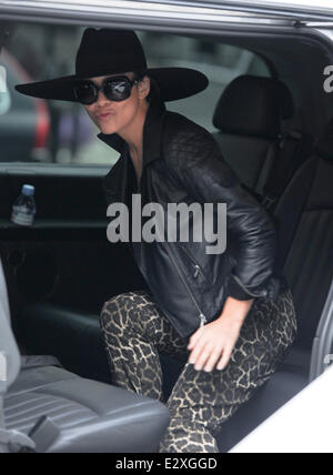 Myleene Klass nimmt ihre Tochter Ava mit in die Schule: Myleene Klass wo: London, Vereinigtes Königreich bei: 25. März 2013 Stockfoto