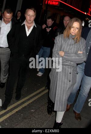 James McCartney Konzert im New Ambassadors Theatre - Abfahrten mit: James McCartney, Stella McCartney wo: London wenn: 27. März 2013 Stockfoto