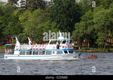 Lake Windermere Cumbria UK 21. Juni 2014 Touristen in Kraft Miss Seenland Vergnügen Cruiser mit Duncan Bannatyne Seenplatte Lodge im Hintergrund Credit: Gordon Shoosmith/Alamy Live News Stockfoto