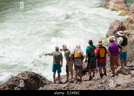 Fluss Läufer scouting Lava Falls, einer der größten Stromschnellen auf dem Colorado River im Grand Canyon, Arizona. Stockfoto