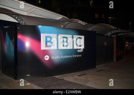 Letzte Nacht der BBC BBC Television Centre in White City nach 53 Jahren des Rundfunks von der Website zu besitzen. Es war Heimat von Shows wie Doctor Who und Strictly Come Dancing. Die Eigenschaft wird in Wohnungen, ein Hotel, ein Kino, Restaurants, Cafés und einen Health Club verwandelt.  Mitwirkende: Atmosphäre wo: London, Vereinigtes Königreich bei: 31. März 2013 Stockfoto