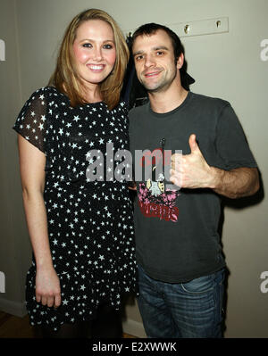 Ciaran Griffiths und Rebecca Atkinson, die spielen Mickey und Karen Maguire in der Channel 4 TV Serie "Shameless", machen einen prominenten Auftritt in Pussycats Nachtclub Telford mit: Ciaran Griffiths, Rebecca Atkinson wo: Telford, Shropshire, Großbritannien als: 1. April 2013 Stockfoto