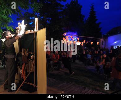 Magdeburg, Deutschland. 20. Juni 2014. Die Menschen sehen eine Leistung an das Marionetten-Theater-Festival "La Notte" in Magdeburg, Deutschland, 20. Juni 2014. Etwa 34 Marionette Theatergruppen von elf Nationen beteiligen sich an der 10. internationalen "La Notte"-Festival, das bis zum 26. Juni 2014 läuft. Foto: JENS WOLF/Dpa/Alamy Live News Stockfoto