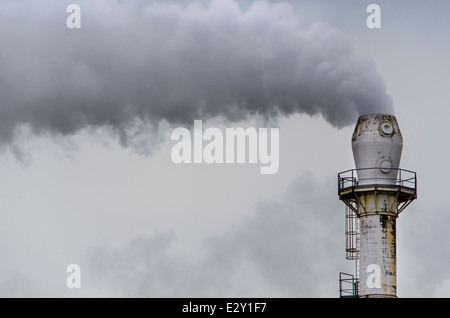 Rauch von Werksauspuff Stockfoto