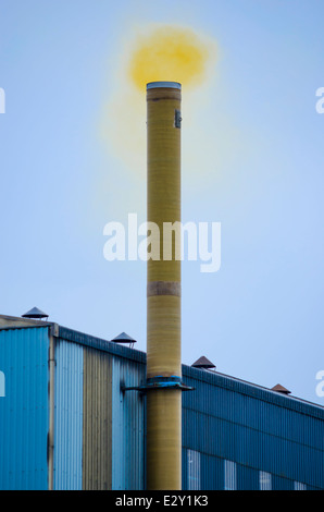 Gelber Rauch aus Werksauspuff Stockfoto