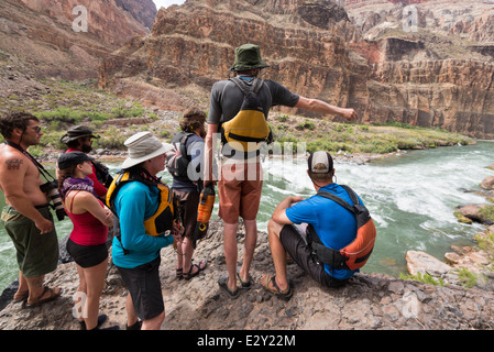 Fluss Läufer scouting Lava Falls, einer der größten Stromschnellen auf dem Colorado River im Grand Canyon, Arizona. Stockfoto