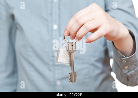 Schlüsselbund mit Fob in Hand nah bis isoliert auf weißem Hintergrund Stockfoto
