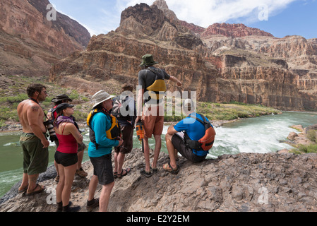 Fluss Läufer scouting Lava Falls, einer der größten Stromschnellen auf dem Colorado River im Grand Canyon, Arizona. Stockfoto