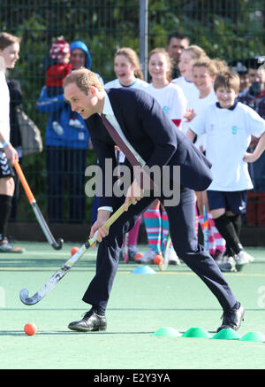 Prinz William spielen Hockey der Herzog und die Herzogin von Cambridge besuchen die Donald Dewar Leisure Centre in Drumchapel, für ihre Stiftung mit neuen schottischen Projektstart: Prinz William, Duke of Cambridge wo: Glasgow, Schottland, Vereinigtes Königreich bei: 4. April 2013 Stockfoto