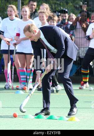 Prinz William spielen Hockey der Herzog und die Herzogin von Cambridge besuchen die Donald Dewar Leisure Centre in Drumchapel, für ihre Stiftung mit neuen schottischen Projektstart: Prinz William, Duke of Cambridge wo: Glasgow, Schottland, Vereinigtes Königreich bei: 4. April 2013 Stockfoto