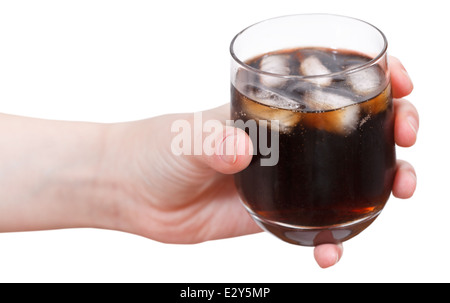 Hand hält Cola mit Eis im Glas isoliert auf weißem Hintergrund Stockfoto
