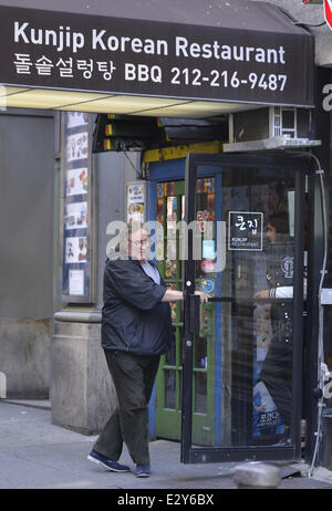 Gerard Depardieu lässt Kunjip Korean Restaurant in Manhattan mit seiner Tochter. Depardieu übersprungen einen Gerichtstermin in Paris infolge der Vorwurf der Trunkenheit am Steuer, um einen neuen film in dem er ehemaligen IWF Chef Dominique Strass Kahn Featuring spielt: Gerard Depardieu Where: Manhattan, NY, USA bei: 05 Apr 2013ENN.com Stockfoto