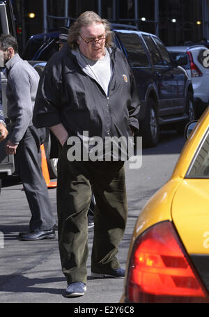 Gerard Depardieu lässt Kunjip Korean Restaurant in Manhattan mit seiner Tochter. Depardieu übersprungen einen Gerichtstermin in Paris infolge der Vorwurf der Trunkenheit am Steuer, um einen neuen film in dem er ehemaligen IWF Chef Dominique Strass Kahn Featuring spielt: Gerard Depardieu Where: Manhattan, NY, USA bei: 5. April 2013 ENN.com Stockfoto